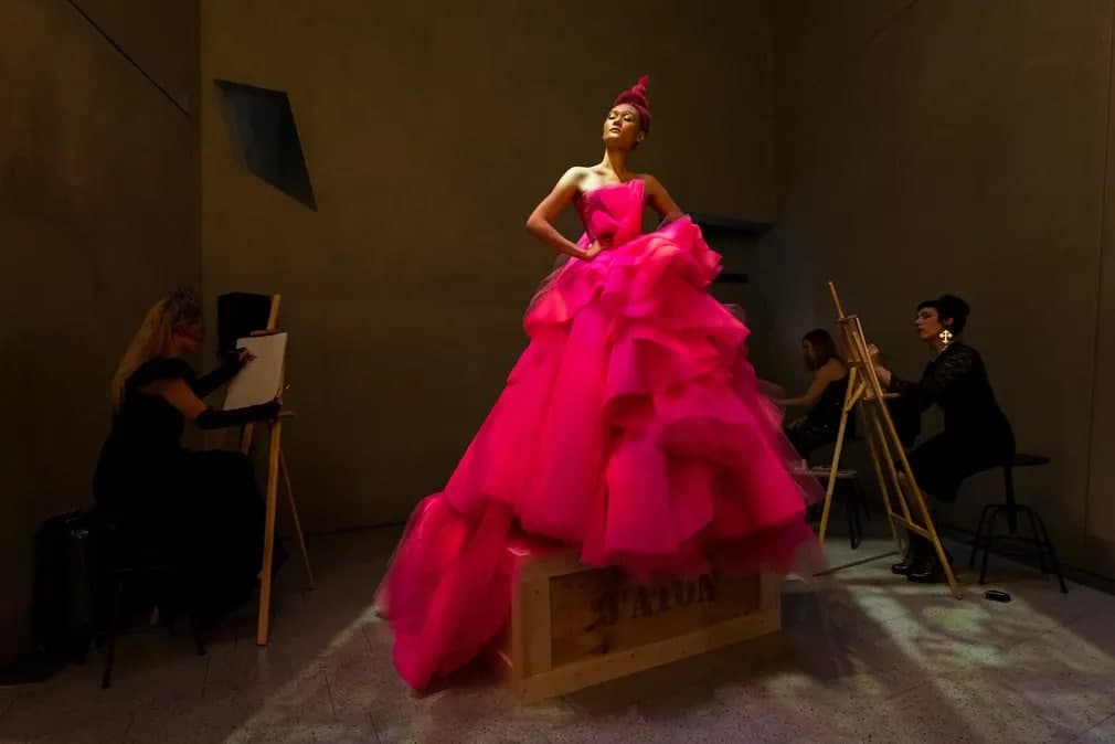 Melburndagi Ian Potter markazida Fashion X Art ko‘rgazmasida Jaton dizaynini namoyish etayotgan model.