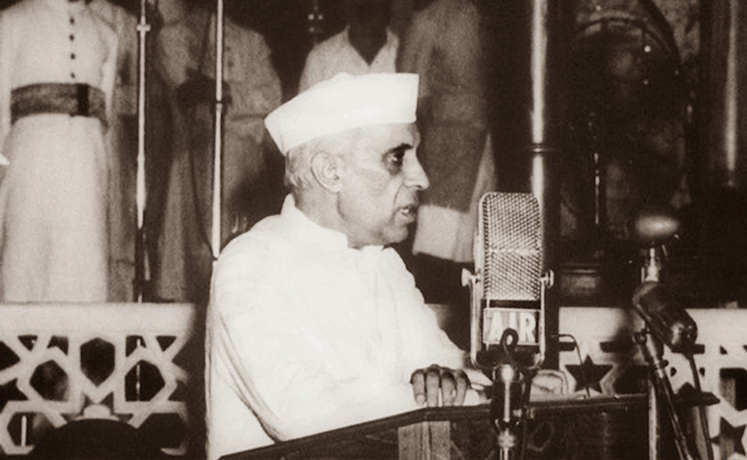 Javoharla’l Neru 1947-yil Nyu-Dehlidagi Parlament binosida “Taqdir bilan kelishuv” murojaatini o‘qib eshittirmoqda. 