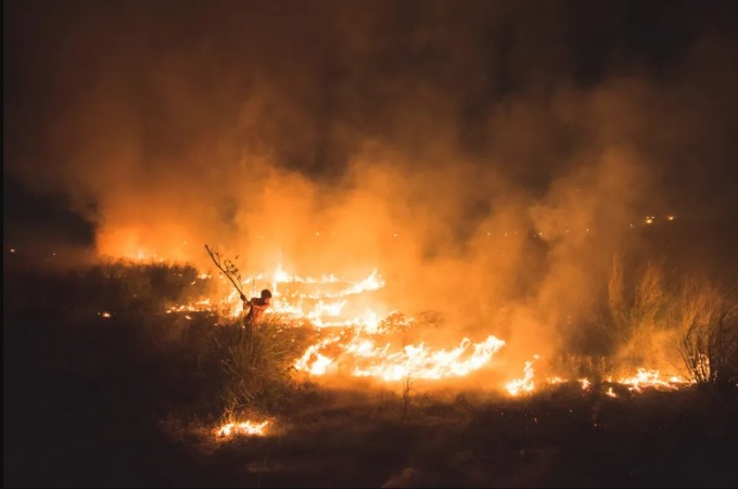 “Inferno”. Aman Ali, 2021-yil. Suratda Delidagi yong‘inni o‘chirishga urinayotgan bola tasvirlangan.