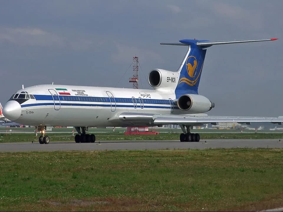 1993-yil 8-fevralda Tehron osmonida Iran Air Tours aviakompaniyasining Tu-154M yo‘lovchi samolyoti va Eron harbiy havo kuchlarining Su-24 bombardimonchi samolyoti to‘qnashib ketdi. Tu-154M havoga ko‘tarilayotgan va Su-24 esa yerga qo‘nayotgan edi. Tu-154 bortidagi 131 kishining barchasi, Su-24 bortidan esa ikki kishi halok bo‘ldi. Hodisa sabablari sifatida bombardimonchining uchuvchilari va dispetcheri yo‘l qo‘ygan xatolar keltirildi.