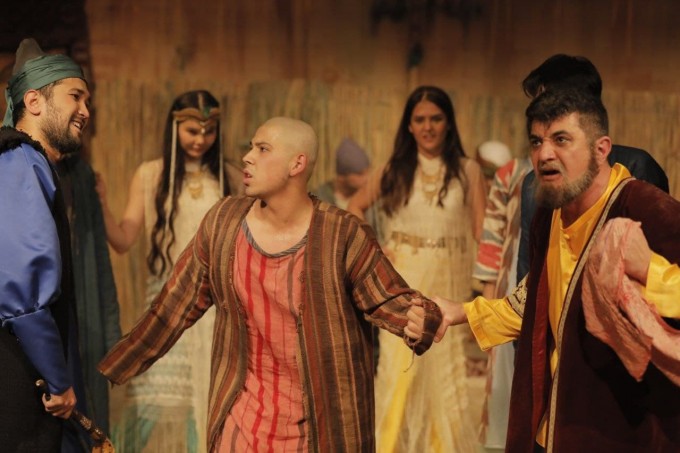 O‘ngdan chapga: viloyat hokimi Talg‘atbek (aktyor Bobur Yo‘ldoshev), Nasriddin (aktyor Nurmuhammad Ibrohimjonov) va Qora buton (aktyor Zafar Qutlimurodov)