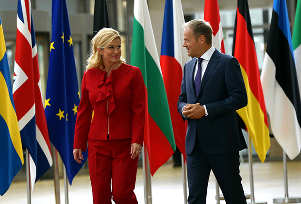 Xorvatiya prezidenti Kolinda Grabar-Kitarovich Bryusselda Yevropa Kengashi prezidenti Donald Task bilan, 2018-yil 13-iyun