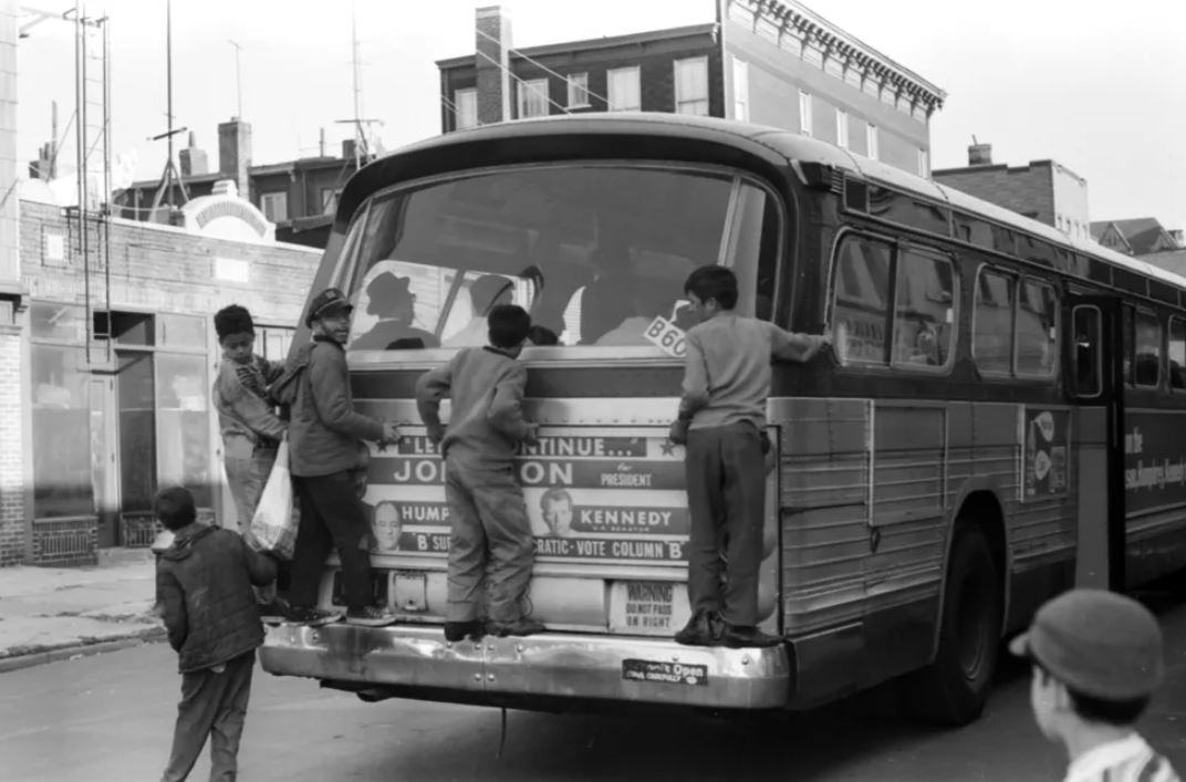Бруклиндаги автобус йўловчилари, Нью-Йорк. 1962 йил.
