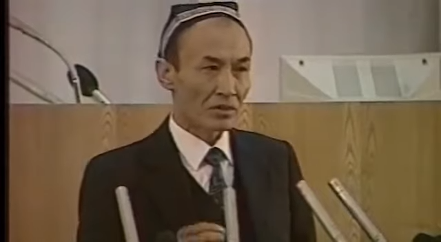 Abdulla Oripov madhiya matnini o‘qimoqda. 1992-yil, 10-dekabr, Toshkent.