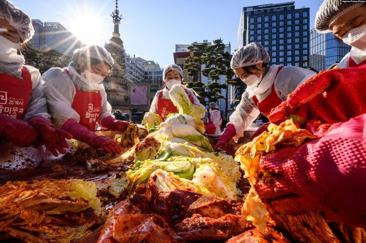 Janubiy Koreyaning Seul shahridagi Jogyesa buddistlar ibodatxonasida kimchi tayyorlash festivali.