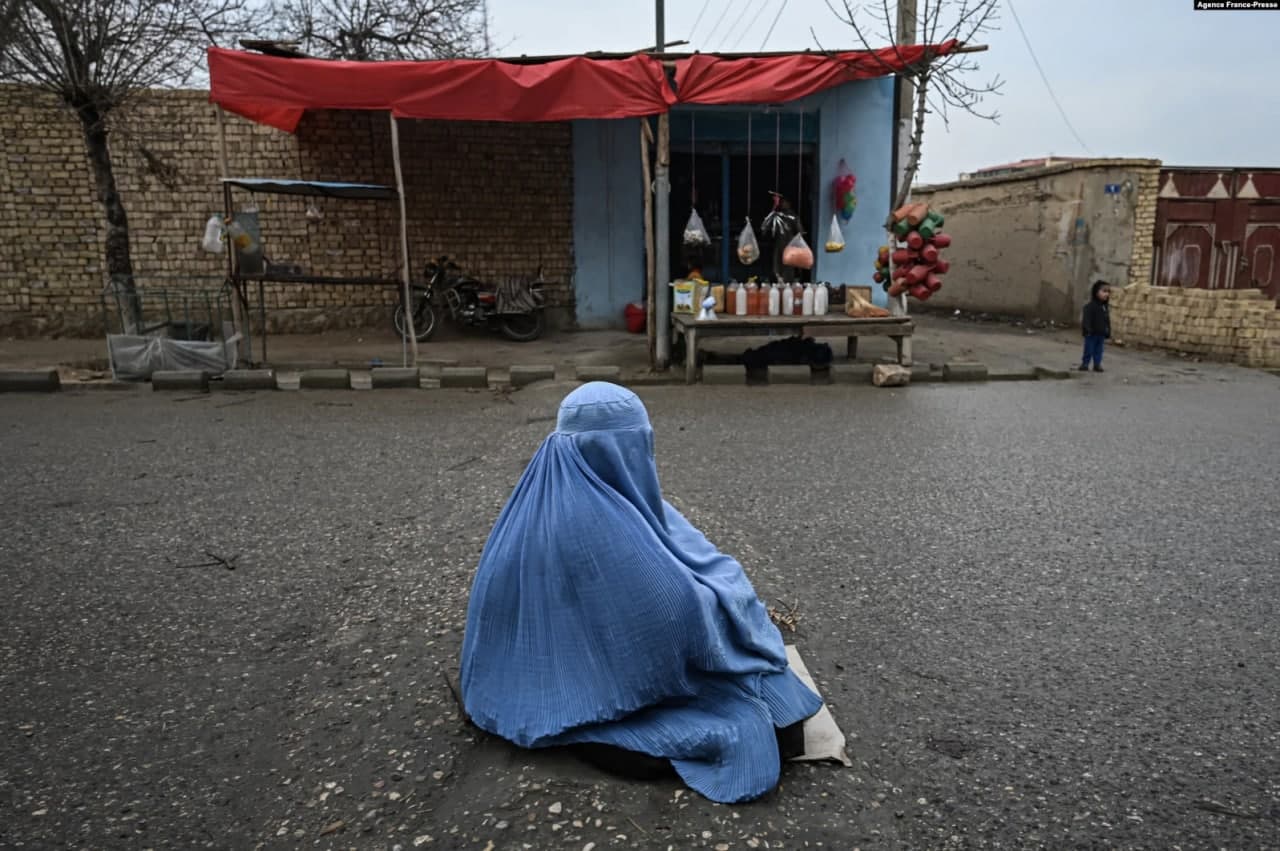 Afg‘onistonning Mozori Sharif shahridagi ko‘chalardan birida burqa kiygan ayol tilanchilik qilmoqda.