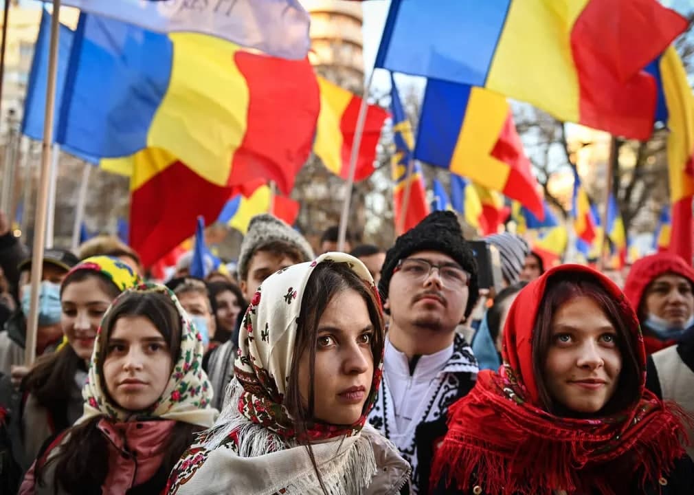 Ruminiyada an’anaviy liboslar kiygan qizlar emlanganlik pasportiga qarshi norozilik namoyishida qatnashmoqda.