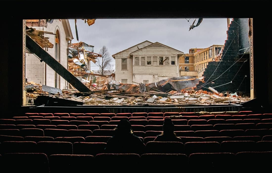 Kentukki shtatining Mayfild shahrida tornado oqibatida vayron bo‘lgan kinoteatr.