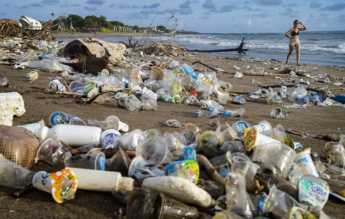 Балидаги Канггу пляжига кучли тўлқинлар олиб келган пластмасса чиқиндилари билан қопланган пляж.