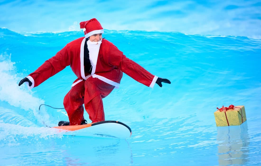 Швейцариянинг Сион шаҳрида Санта Клаус либосида кийинган сёрфер сунъий тўлқинда сайр қилмоқда.