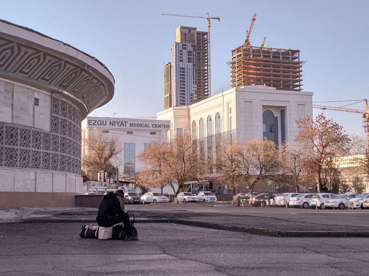 Tashkent City yaqinida yuklari bilan vaqtinchalik yashashga uy izlayotgan odam.