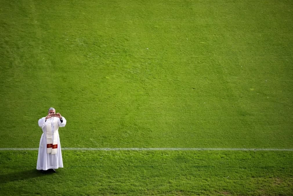 Рим Папаси Франциск Никосиядаги GSP стадионига келишидан олдин суратга олаётган руҳоний.