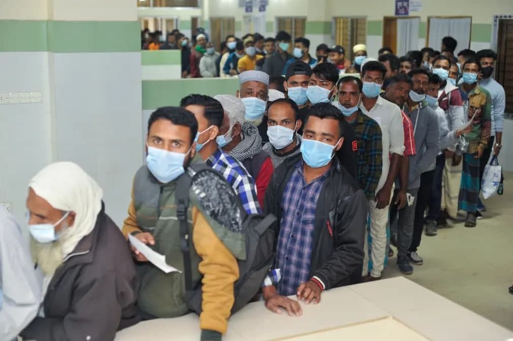 Bangladeshning Silhet shahrida koronavirusga qarshi vaksina olish uchun navbatda turgan odamlar.