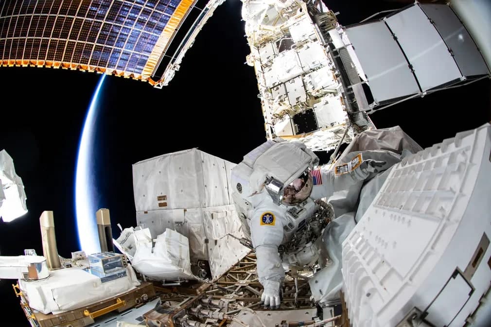 NASA astronomi Kayla Barron Xalqaro kosmik stansiyaning Port-1 strukturasidagi ishlamay qolgan antenna tizimini almashtirish uchun 6 soat-u 32 daqiqa ochiq fazoda bo‘ldi.