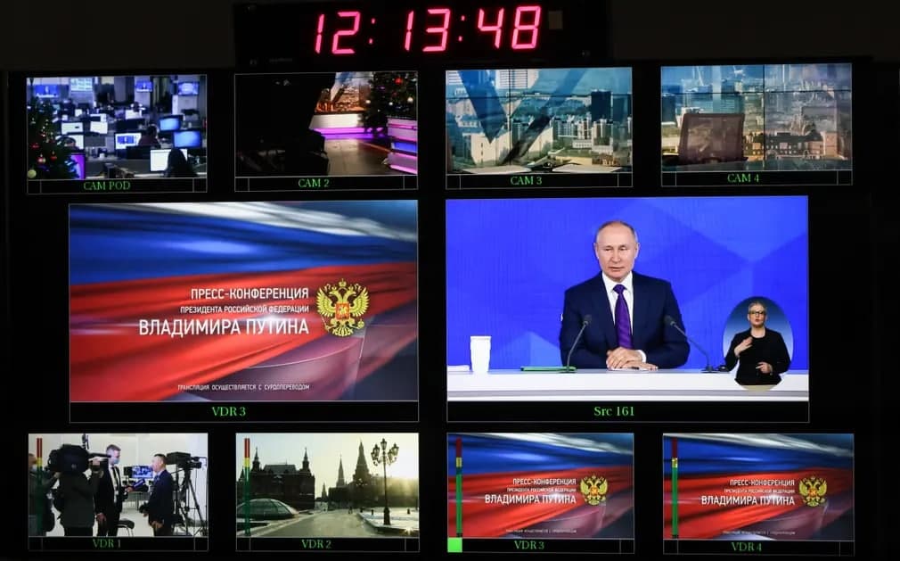 Vladimir Putinning yil yakunlari bo‘yicha matbuot anjumanining jonli efiri OTR telekanalining boshqaruv xonasida kuzatilmoqda.