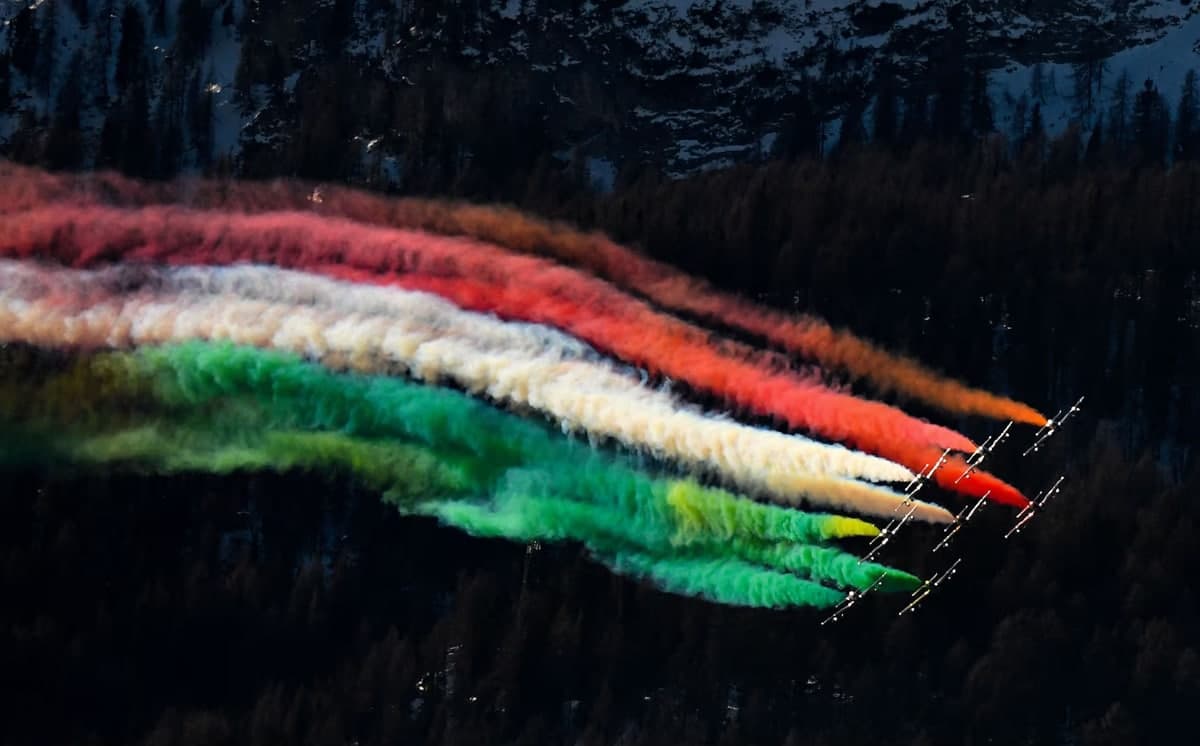 Italiya Harbiy havo kuchlarining Frecce Tricolori aerobatika bo‘linmasi samolyotlari chang‘i bo‘yicha jahon chempionati oldidan chiqish qilmoqda.