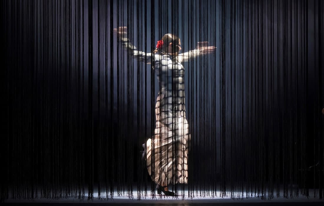 Испаниялик фламенко хореографи Сара Барас Севильядаги театрда ўзининг янги шоусининг превьюси пайтида рақсга тушмоқда.