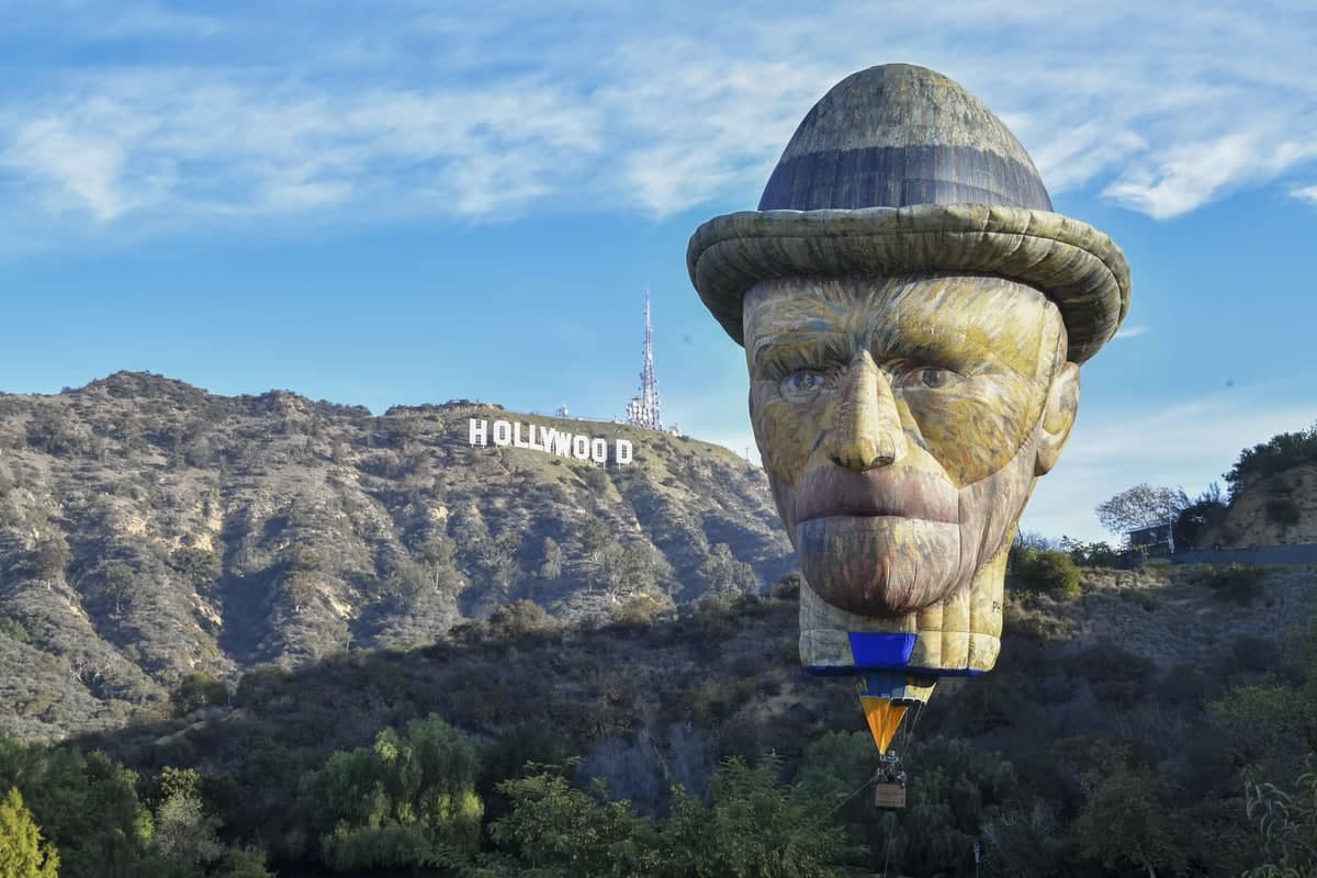 Лос-Анжелесдаги Голливуд ҳудудида баландлиги 92 футлик Винсент ван Гог шаклидаги ҳаво шари учирилди.