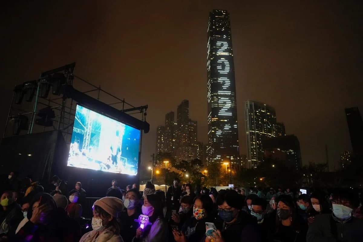2022 йил 1 январь, шанба куни Гонконгда Янги йил кечаси концерт тамоша қилаётганлар одамлар.