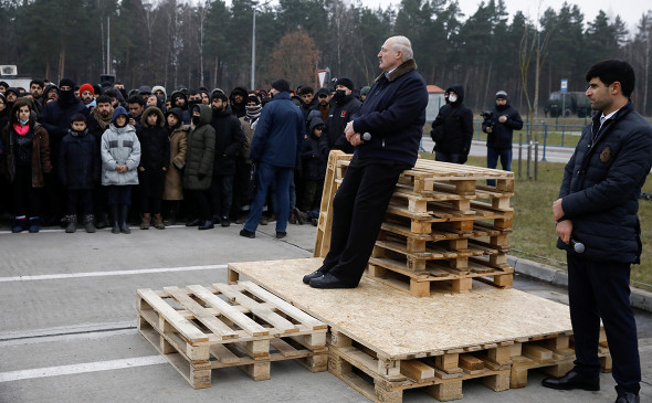Belarus prezidenti Aleksandr Lukashenko “Bruzgi” transport-logistika markazida migrantlar bilan gaplashmoqda