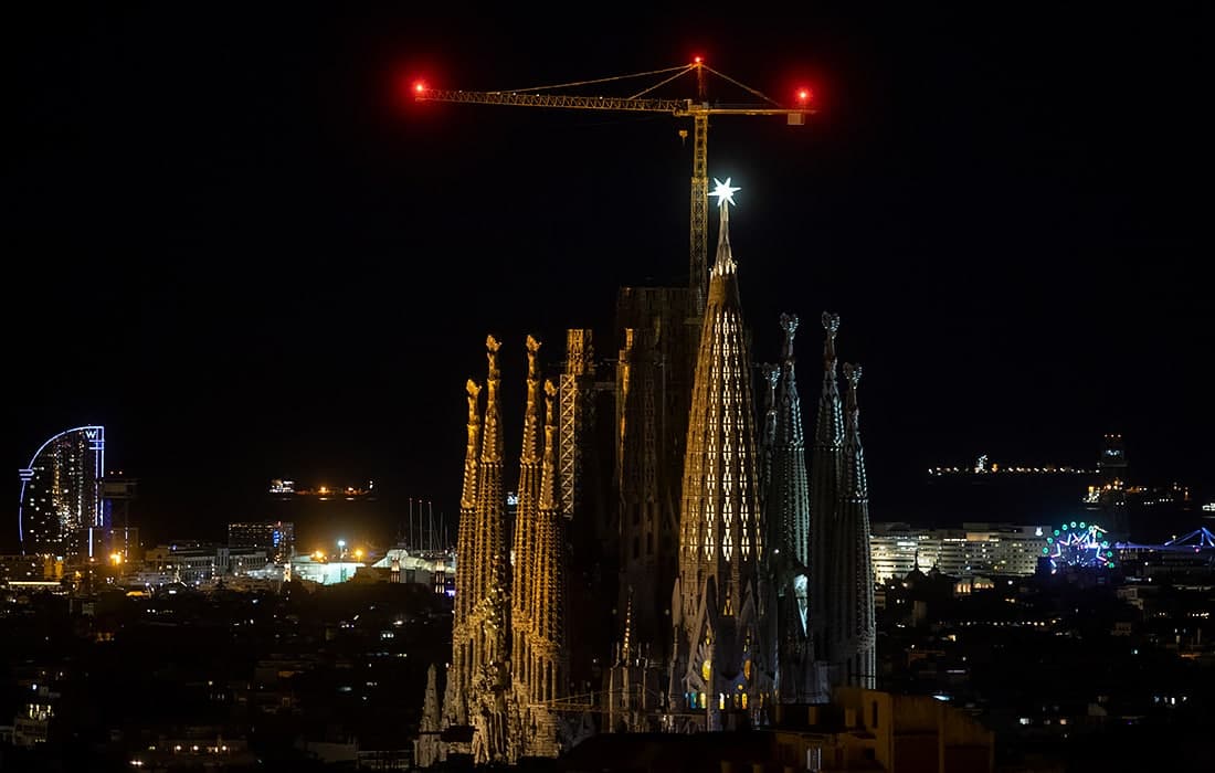 Barselonada 138 metr balandlikdagi Sagrada Familia minorasiga yulduz o‘rnatildi, uning og‘irligi besh tonnaga yaqin.