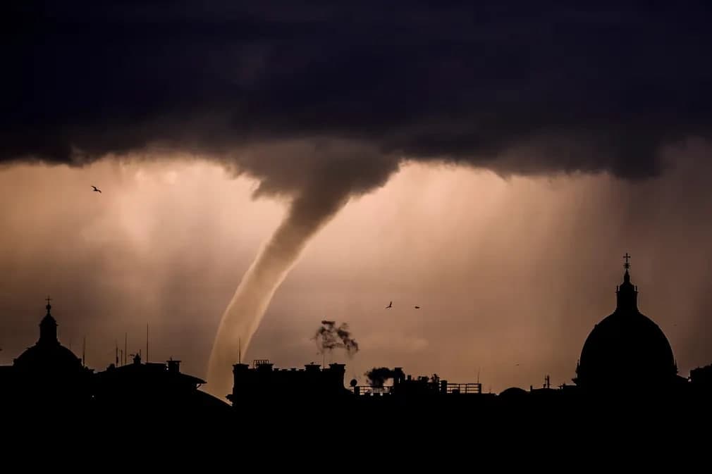 “Abadiy shahar” — Rimda tornado sodir bo‘ldi.