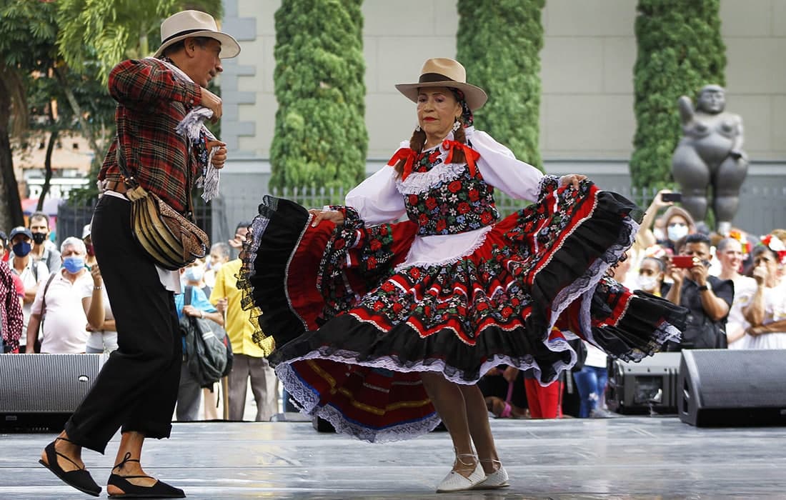 Kolumbiyaning “5-DanzaMed” festivalida Medellindagi maydonda chiqish qilayotgan raqqoslar.