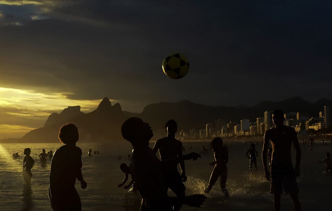 Rio-de-Janeyrodagi Ipanema plyajida futbol o‘ynayotgan o‘smirlar. Hozirda janubiy yarimsharda yoz fasli.