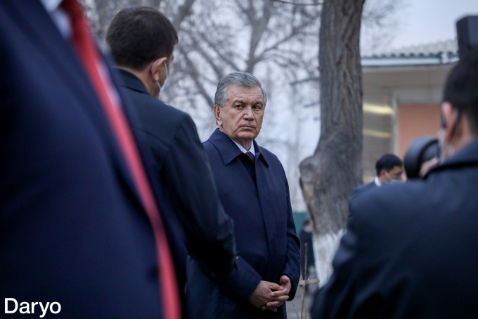 Prezident Shavkat Mirziyoyev 2021-yilning 18–19-fevral kunlari Namangan viloyatida bo‘lib qaytdi. Ikki kunlik tashrif mobaynidagi kutilgan va kutilmagan holatlarga nafaqat amaldorlar, balki jurnalist va namanganliklar ham guvoh bo‘ldi. Suratda davlat rahbari Namangan shahri markazidan 18 kilometr uzoqlikdagi abgor holatdagi “Saxovat uyi”da viloyat hokimini tinglamoqda. 2021-yil 19-fevral.