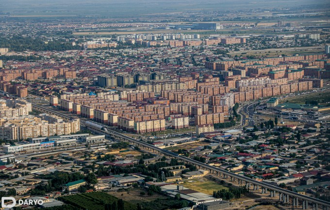 Toshkent shahri Sergeli tumanining samolyot darchasidan olingan surati. 2021-yil 11-iyun.