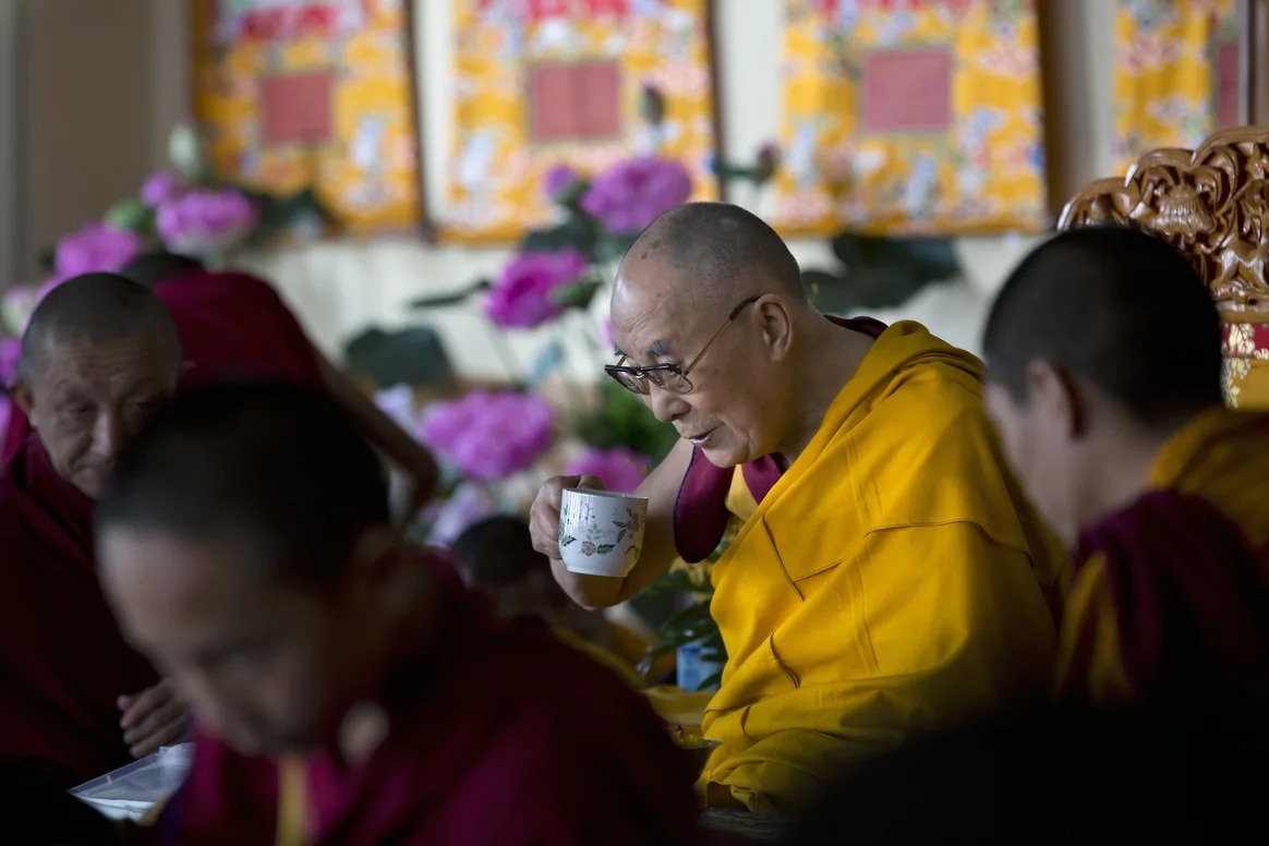 Тибет олий етакчиси Далай-лама Ҳиндистоннинг Дҳармsale ҳудудидаги мактаб очилиш маросимида, 2017 йил
