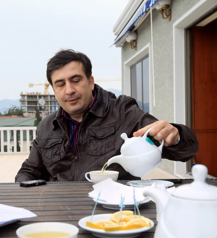 Грузия собиқ президенти Михаил Саакашвили интервью вақтида, 2010 йил