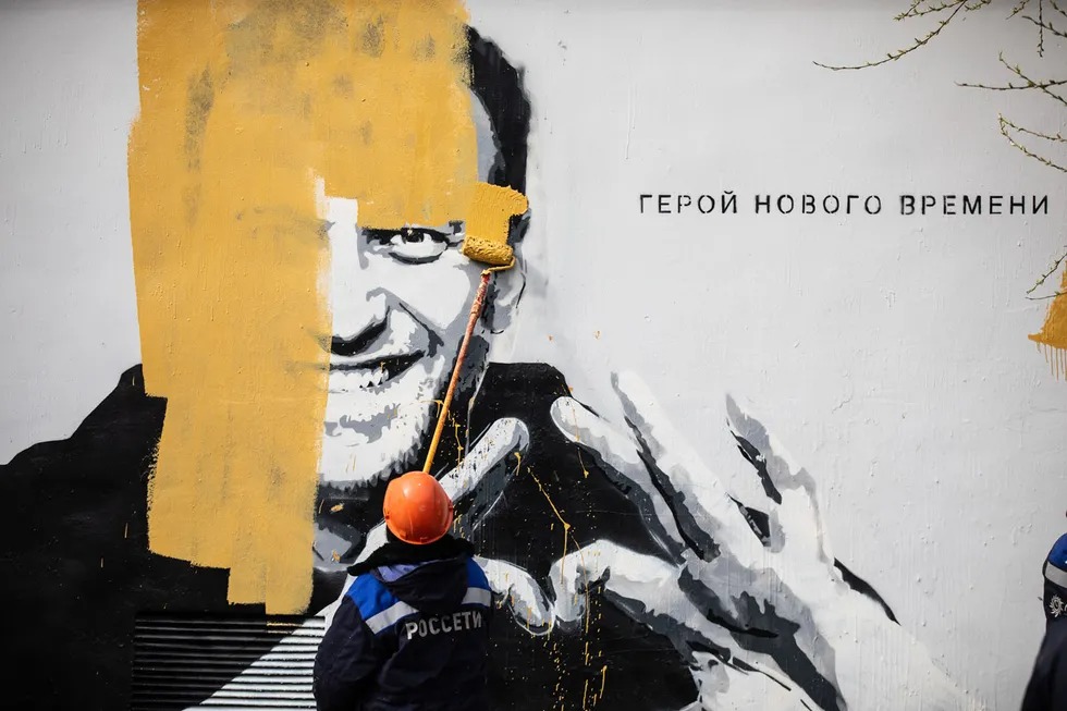 “Rosseti Lenenergo” kompaniyasi xodimlari Sankt-Peterburgdagi transformator budkasi yaqinida chizilgan Aleksey Navalniy portreti aks etgan graffitini o‘chirib tashlamoqda. 28-aprel