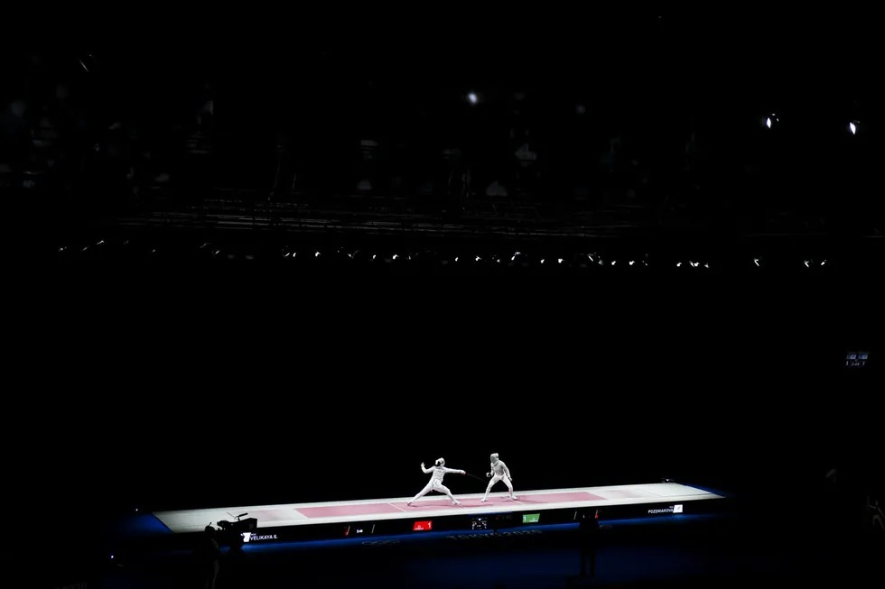 Tokio olimpiadasining qilichbozlik musobaqasi finalida ikki rossiyalik Sofya Velikaya (chapda) hamda Sofiya Pozdnyakov (o‘ngda) o‘zaro kuch sinashdi, yakunda Pozdnyakova olimpiada chempioni bo‘ldi. 26-iyul