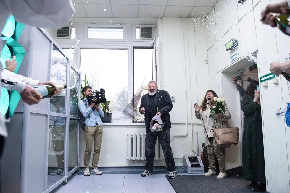 “Novaya gazeta” bosh muharriri Dmitriy Muratov Nobel mukofoti laureati bo‘lganidan keyin tahrririyatga kirib kelmoqda. 8-oktabr