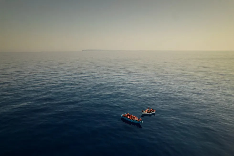 Italiyadagi Lampeduza oroli yaqinida Tunisdan ekanligi taxmin qilingan odamlar yog‘ochdan yasalgan qayiqda Ispaniya nodavlat tashkiloti Open Arms yordamini kutmoqda. 29-iyul
