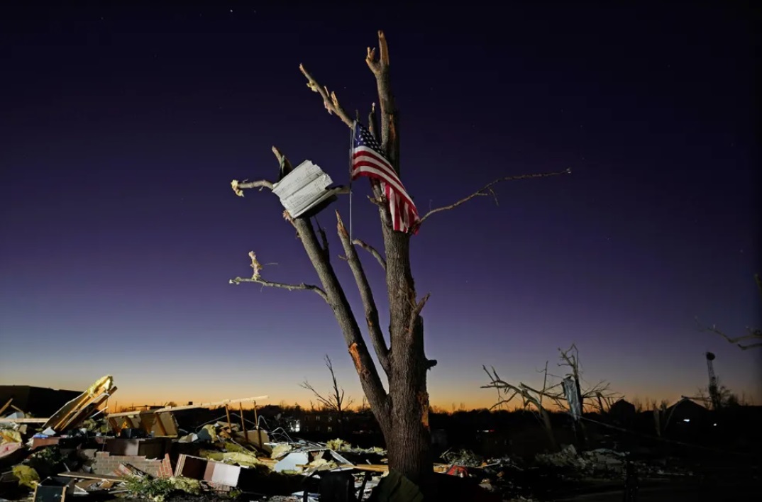 Meyfilddagi tornadodan so‘ng daraxtga ilinib qolgan Amerika bayrog‘i
