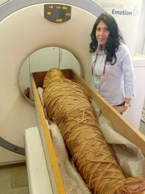Qohira universiteti professori Saxar Salim va Amenxotep I mumiyosi tomografiya oldida