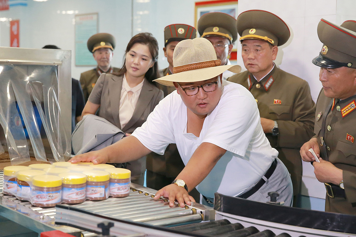 Kim Chen In fabrikaga tashrifi vaqtida