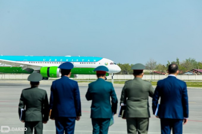 Samarqand xalqaro aeroportida prezident Shavkat Mirziyoyevni kutib olayotgan sektor rahbarlari. 2021-yil 15-aprel.