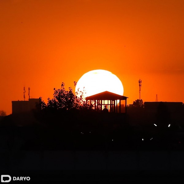 Toshkent mahalliy aeroportida kun botishi. 2021-yil 30-aprel.