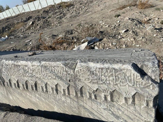 Samarqandda “snos”ga tushgan hududda Qur’on oyatlari tushirilgan qadimiy qabrtoshlar topildi. 2021-yil 3-noyabr.