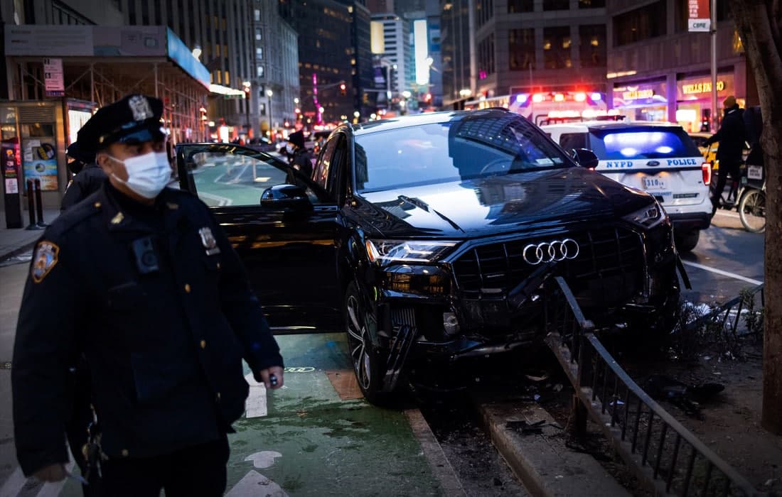 Автомашина олиб қочиш жинояти содир бўлган жойда Нью-Йорк полицияси офицери.