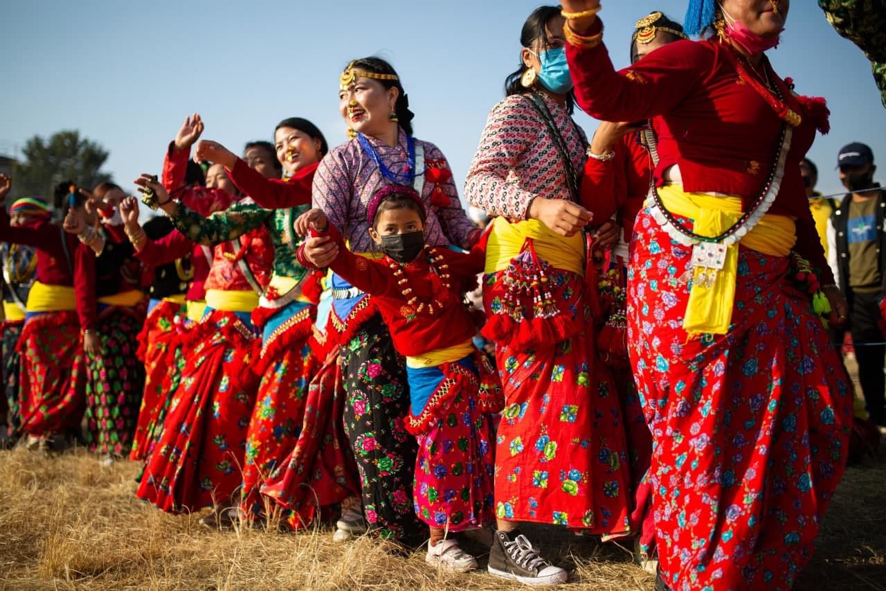 Непал пойтахти Катмануда кирати миллатига мансуб аёллар Сакела фестивалида анъанавий маросим рақсини ижро этмоқда.