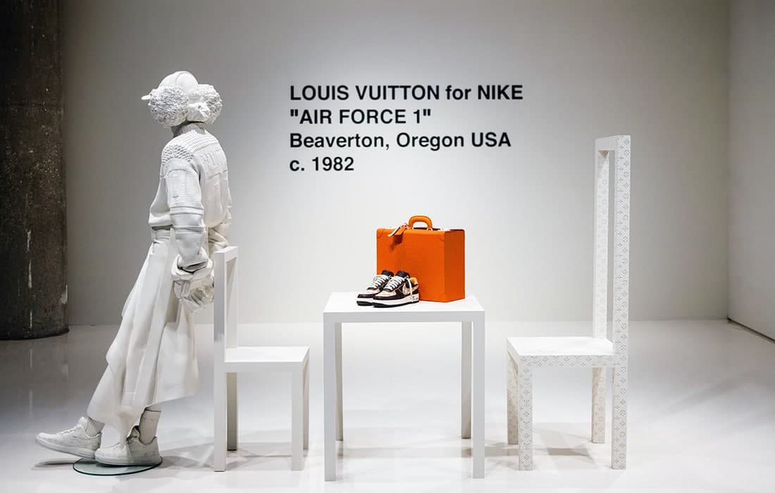 Sotheby’s auksionida marhum amerikalik dizayner Virjil Abloh tomonidan ishlab chiqilgan Louis Vuitton Nike Air Force 1 krossovkasi cheklangan miqdorda kimoshdi savdosiga qo‘yildi.