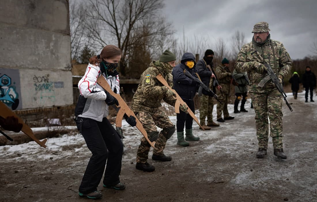Ukrainaning rezervdagi askarlari va tinch aholi vakillari Kiyev yaqinida mashg‘ulotlar o‘tkazdi.