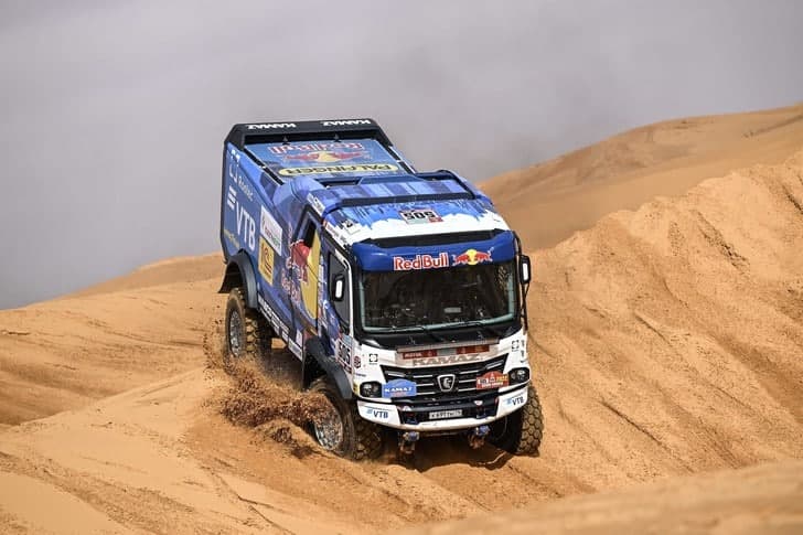 Saudiyada o‘tayotgan Dakar-2022 rallisida ishtirok etayotgan RedBull jamoasining poygachi yuk mashinasi.