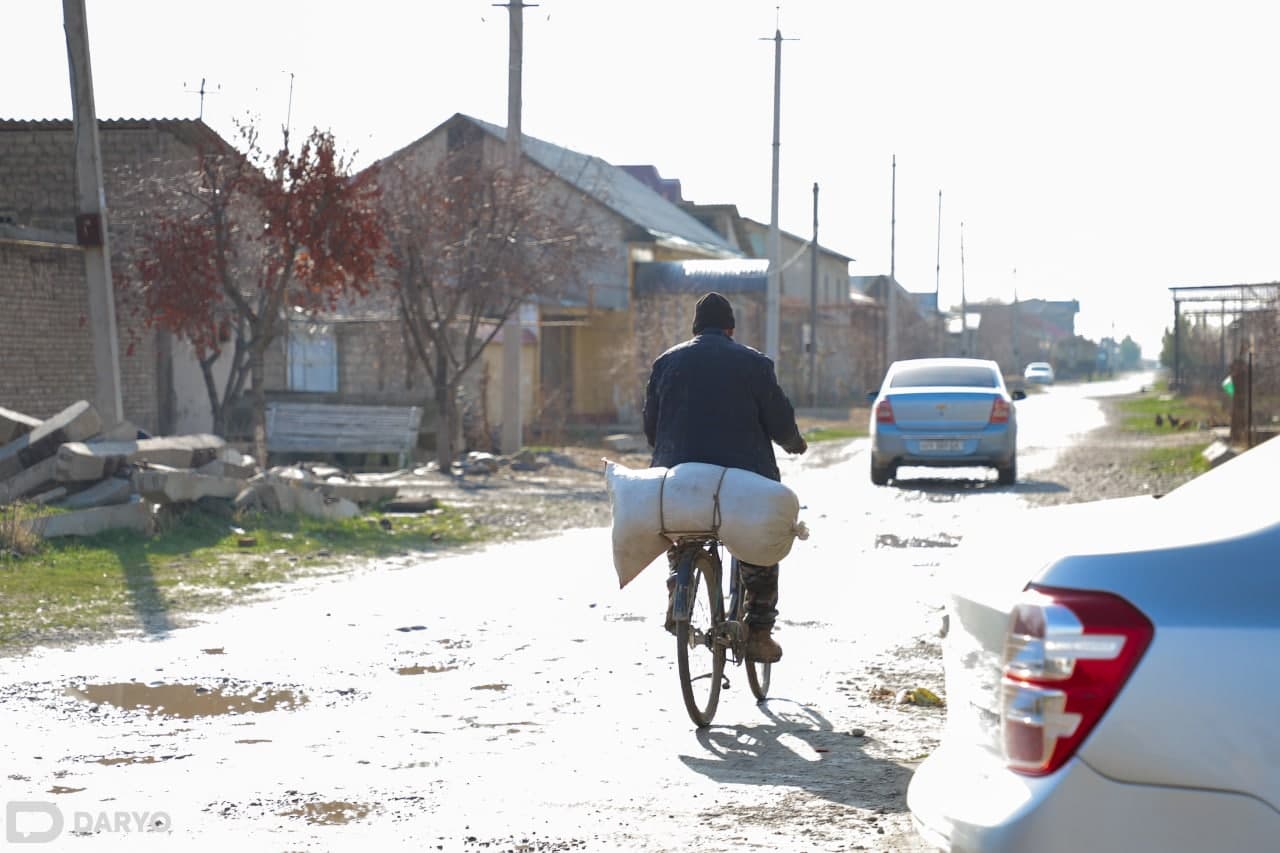 Yuqori Chirchiq tumani “Gulbog‘” mahallasining Saxiy ko‘chasi bo‘ylab velosipedda ketayotgan yo‘lovchi.