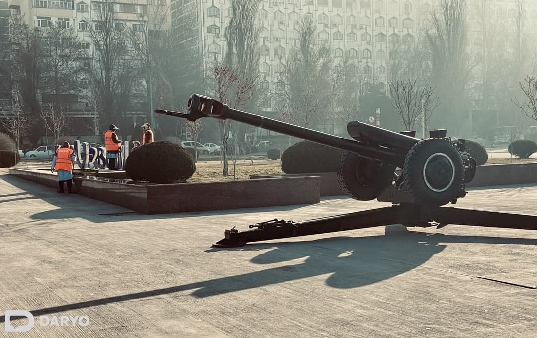 Toshkentdagi Xalqlar do‘stligi maydoniga 14-yanvar tadbirlaridagi namoyish uchun keltirilgan artilleriya.