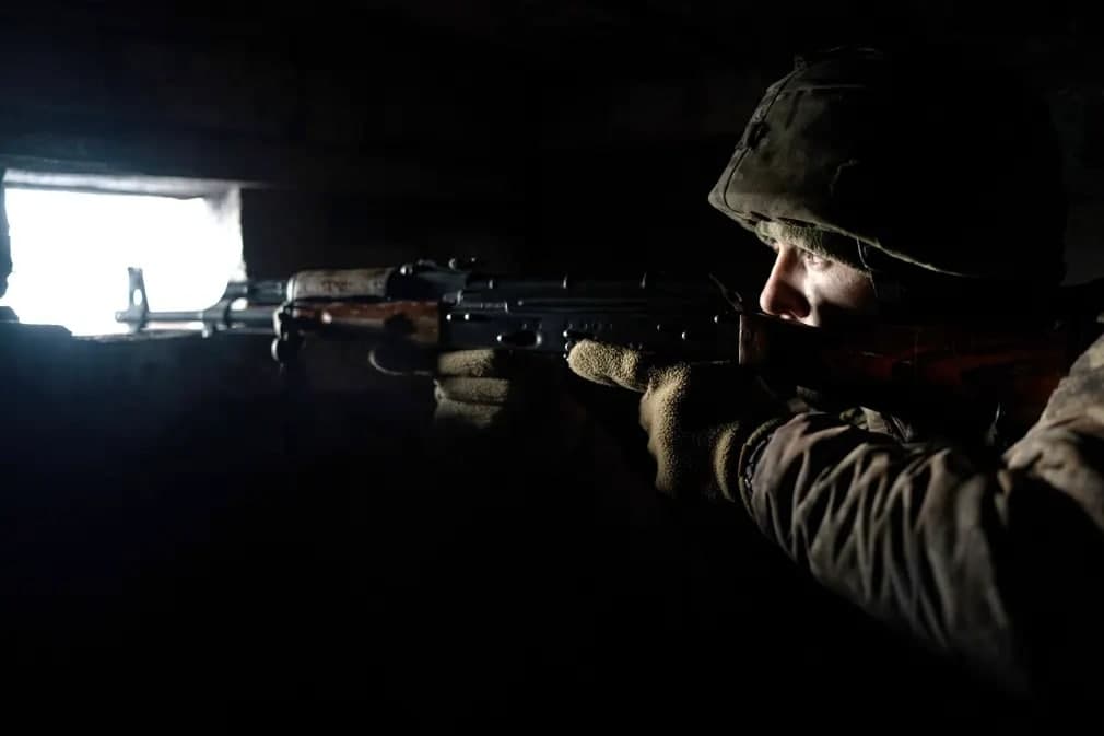 Ukraina askari qurolini Lugansk viloyatida Rossiya tomonidan qo‘llab-quvvatlanayotgan jangarilar tomonga o‘qtalib turibdi.